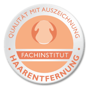 Siegel mit der Aufschrift "QUALITÄT MIT AUSZEICHNUNG" und "FACHINSTITUT HAARENTFERNUNG". Orangefarbener Hintergrund, stilisierte Haarremove-Ikone.